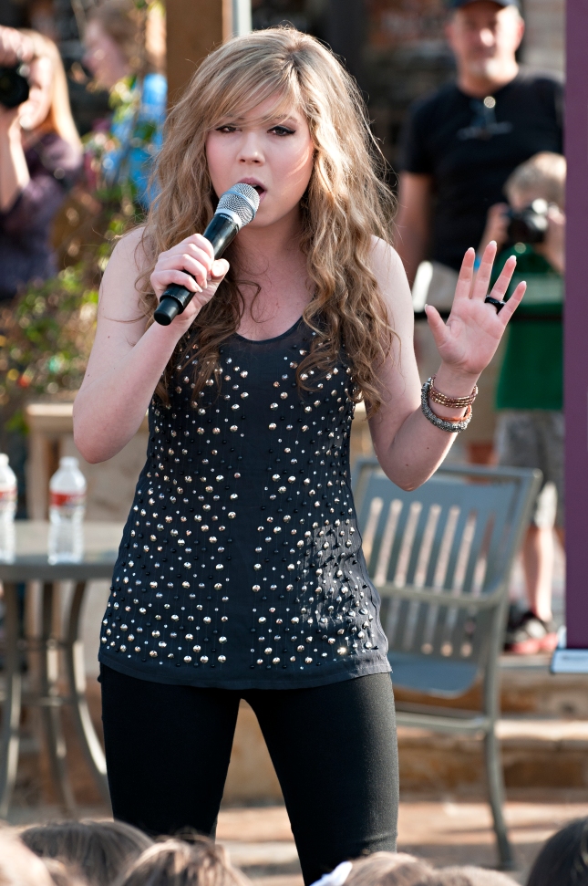 Jeanette McCurdy from the TV Show iCarly preformed 3 songs from her album